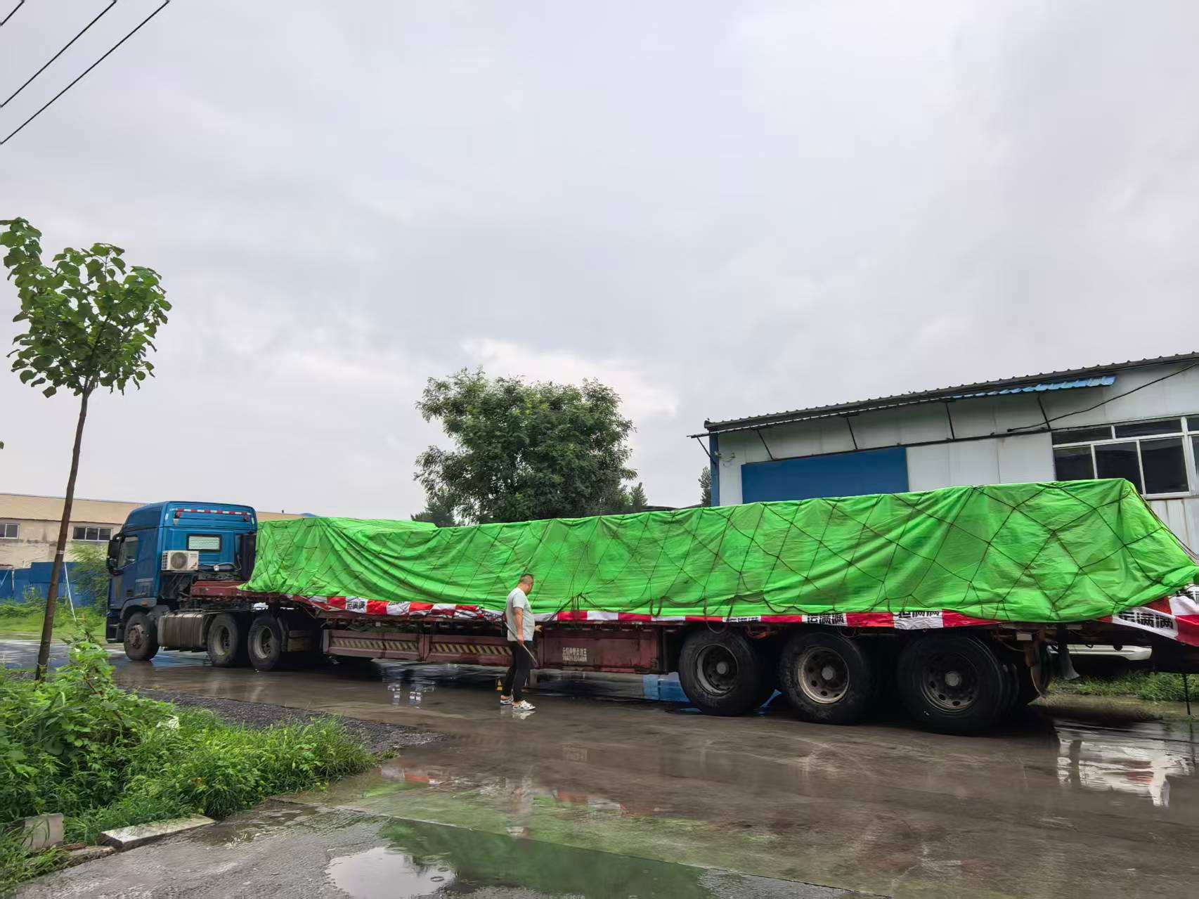 மழையில் உற்பத்தி வேலை, உள்வரும் பொருட்கள் தொழிற்சாலைக்கு சீராக வந்து சேர்ந்தது